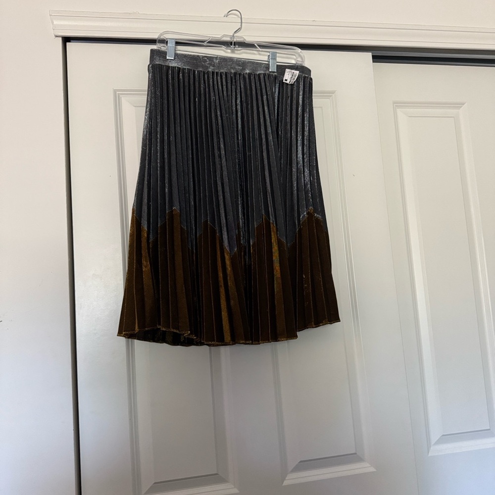 HD in Paris Gray and Gold A-Line Skirt - Picture 8 of 11